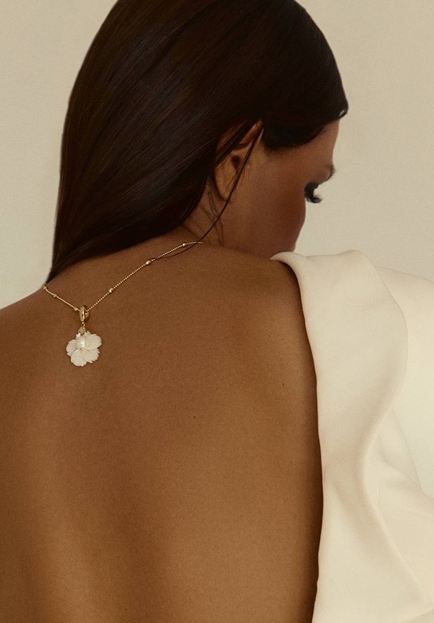 Цепочка с подвеской Floral Pearl на модели