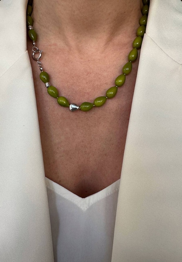 Колье Olive Glow на модели