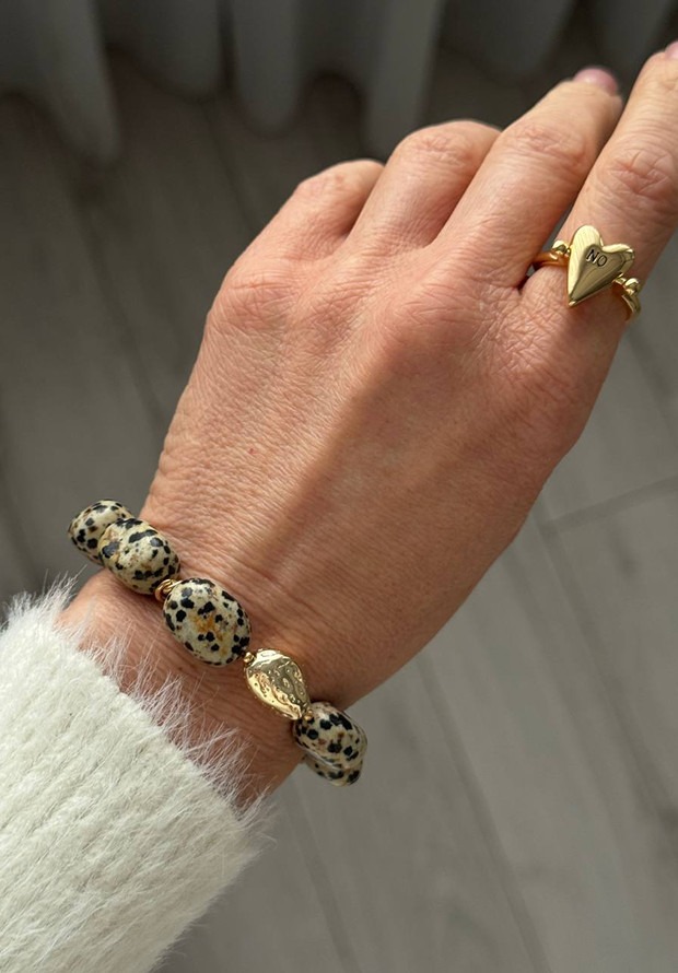 браслет с яшмой далматинец на модели