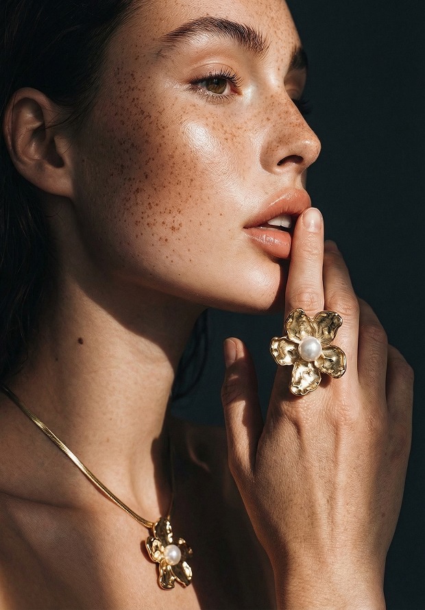 цепочка с подвеской на модели
