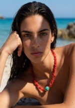 колье из коралла и бирюзы на модели