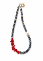 колье из содалита и коралла