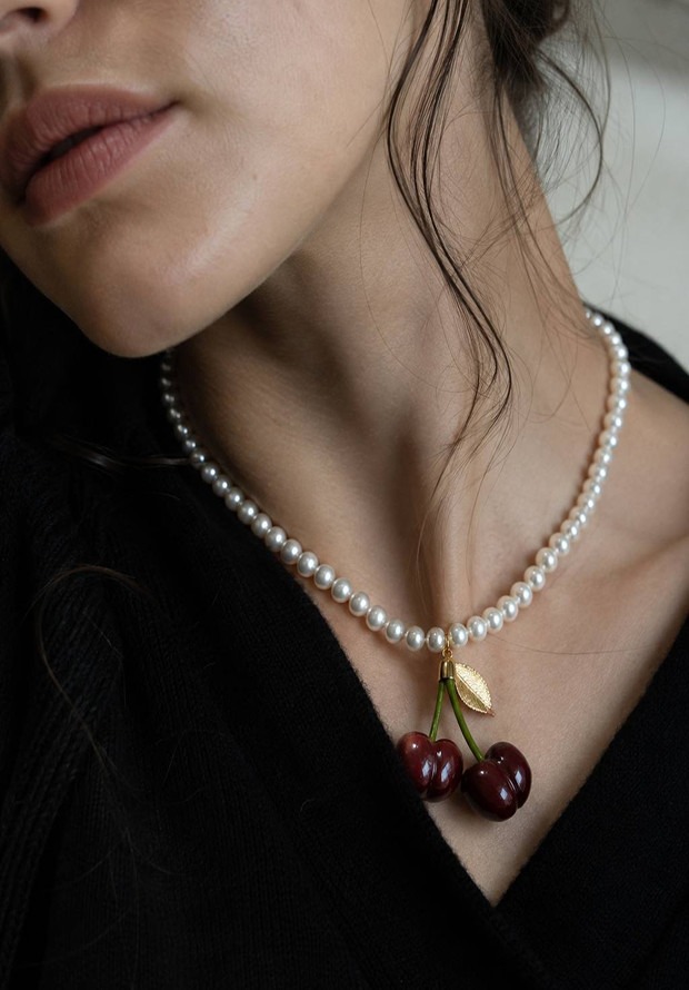 колье с вишней на модели